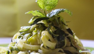 Tagliatelles de courgettes-menthe-vinaigre balsamique-huile de noisette