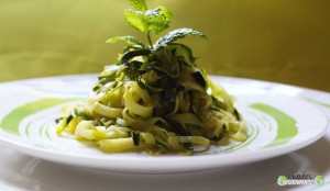 Tagliatelles de courgettes-menthe-vinaigre balsamique-huile de noisette