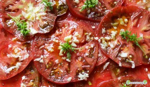 sallad-tomat-black-de-Krim-vitlök-basilika-1