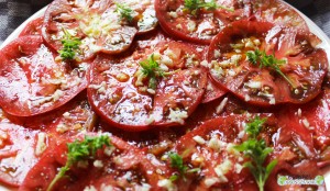 Salat-Tomaten-schwarz-de-Krim-Knoblauch-Basilikum-5