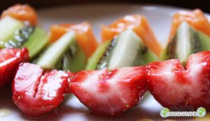 Petites brochettes de fruits frais