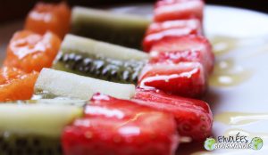 Petites brochettes de fruits frais