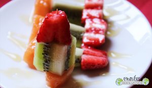 Petites brochettes de fruits frais