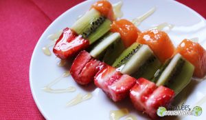 Petites brochettes de fruits frais
