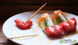 Petites brochettes de fruits frais