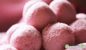 Billes roses qui roulent et leur chantilly