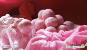 Billes roses qui roulent et chantilly