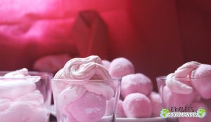 Billes roses qui roulent et leur chantilly