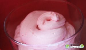Billes roses qui roulent et leur chantilly
