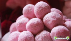 Billes roses qui roulent et leur chantilly