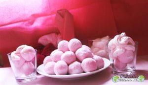 Billes roses qui roulent et leur chantilly