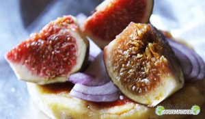 Petites pizzas de banane plantain à la Fourme d'Ambert et aux figues fraîches