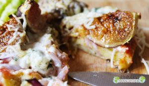Petites pizzas de banane plantain à la Fourme d'Ambert et aux figues fraîches