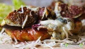 Petites pizzas de banane plantain à la Fourme d'Ambert et aux figues fraîches
