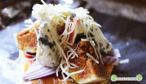 Petites pizzas de banane plantain à la Fourme d'Ambert et aux figues fraîches