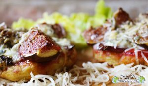 Petites pizzas de banane plantain à la Fourme d'Ambert et aux figues fraîches
