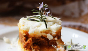 Parmentier de manioc à la viande de bœuf et sa sauce tomate