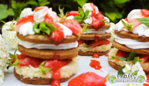 Mille feuille de fraise, chantilly coco, soupe de fraises, sapotille, corossol et menthe