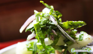 Fraîcheur en bouche (salade d’épinards et poire sublimée par l’arbre à l’ail* du Cameroun)