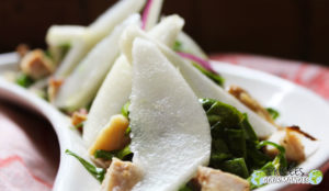 Fraîcheur en bouche (salade d’épinards et poire sublimée par l’arbre à l’ail* du Cameroun)