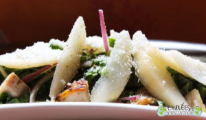 Fraîcheur en bouche (salade d’épinards et poire sublimée par l’arbre à l’ail* du Cameroun)