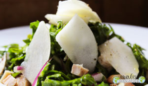 Fraîcheur en bouche (salade d’épinards et poire sublimée par l’arbre à l’ail* du Cameroun)