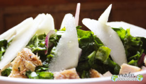Fraîcheur en bouche (salade d’épinards et poire sublimée par l’arbre à l’ail* du Cameroun)